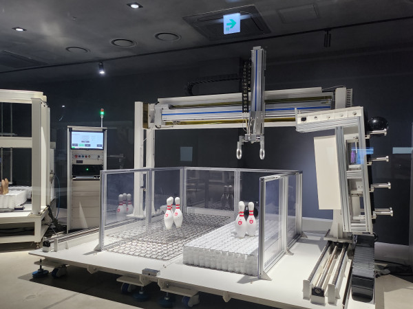 ▲100cm 높이에서 포켓스프링 판 위에 놓인 볼링핀 옆으로 볼링공을 떨어뜨려 스프링의 흔들림과 진동 확산 등을 측정하는 '낙하 충격 테스트'. (김동효 기자 sorahosi@.)