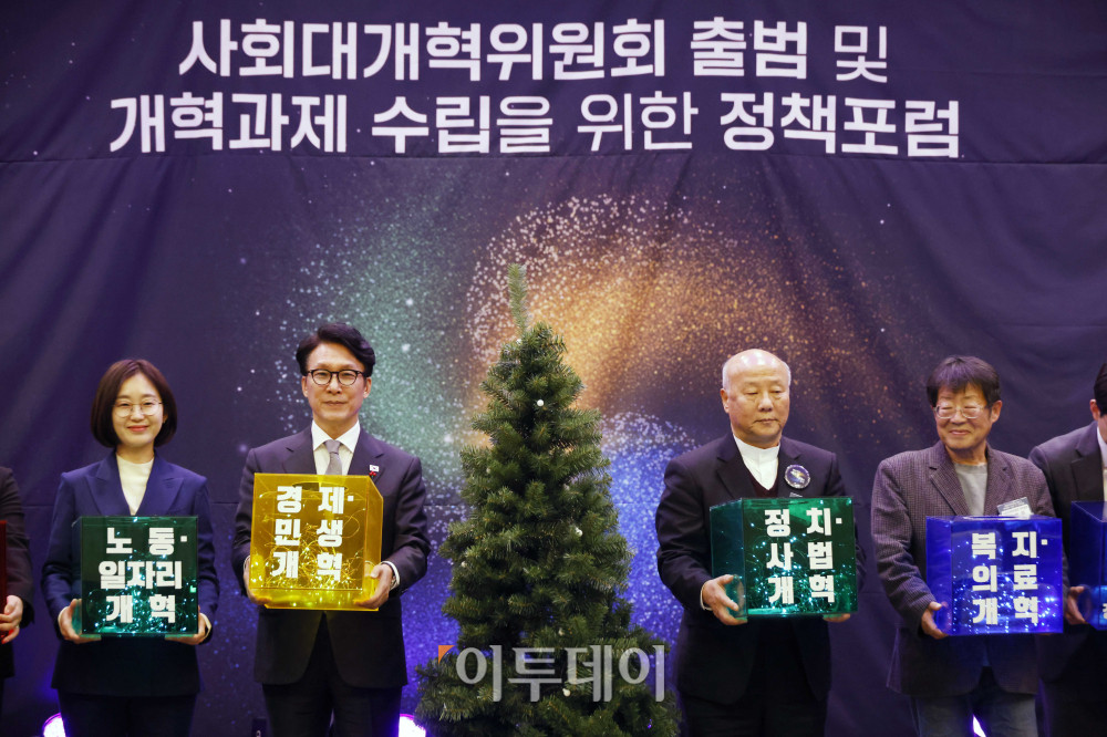 ▲15일 서울 여의도 국회박물관에서 열린 사회대개혁위원회 출범 및 개혁과제 수립을 위한 정책포럼에서 김민석(왼쪽 두번째) 국무총리, 박석운(왼쪽 세번째) 사회대개혁위원장이 참석자들과 개혁의 나무 점등식을 하고 있다. 고이란 기자 photoeran@