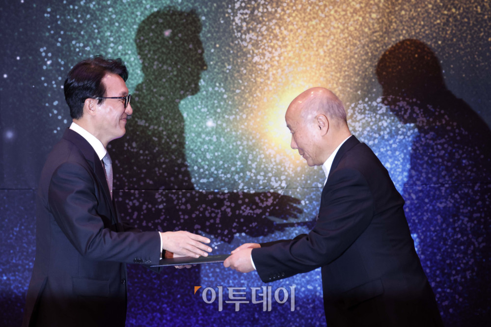 ▲김민석(왼쪽) 국무총리가 15일 서울 여의도 국회박물관에서 열린 사회대개혁위원회 출범 및 개혁과제 수립을 위한 정책포럼에서 박석운 사회대개혁위원장에게 위촉장을 수여하고 있다. 고이란 기자 photoeran@