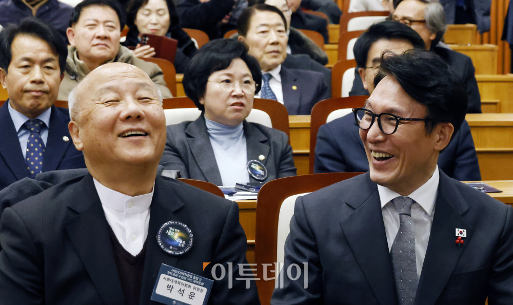 ▲김민석(오른쪽) 국무총리와 박석운 사회대개혁위원장이 15일 서울 여의도 국회박물관에서 열린 사회대개혁위원회 출범 및 개혁과제 수립을 위한 정책포럼에서 대화를 하고 있다. 고이란 기자 photoeran@