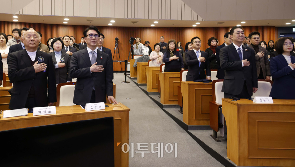 ▲15일 서울 여의도 국회박물관에서 열린 사회대개혁위원회 출범 및 개혁과제 수립을 위한 정책포럼에서 김민석(앞줄 왼쪽 두번째) 국무총리, 박석운(앞줄 왼쪽) 사회대개혁위원장, 김병기(앞줄 왼쪽 세번째) 더불어민주당 원내대표 등이 국민의례를 하고 있다. 고이란 기자 photoeran@