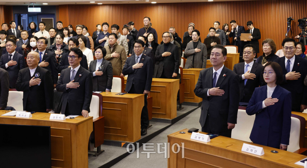 ▲15일 서울 여의도 국회박물관에서 열린 사회대개혁위원회 출범 및 개혁과제 수립을 위한 정책포럼에서 김민석(앞줄 왼쪽 두번째) 국무총리, 박석운(앞줄 왼쪽) 사회대개혁위원장, 김병기(앞줄 왼쪽 세번째) 더불어민주당 원내대표 등이 국민의례를 하고 있다. 고이란 기자 photoeran@