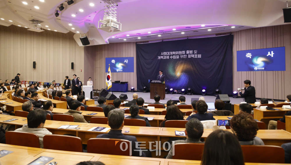 ▲김민석 국무총리가 15일 서울 여의도 국회박물관에서 열린 사회대개혁위원회 출범 및 개혁과제 수립을 위한 정책포럼에서 축사를 하고 있다. 고이란 기자 photoeran@