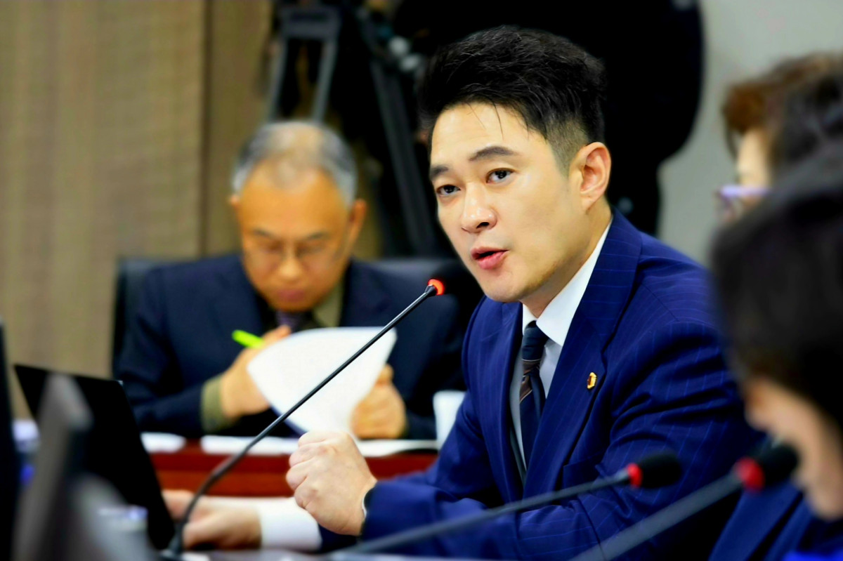 ▲전석훈 경기도의회 의원이 학교 전기차 충전시설 의무 설치 문제와 관련해 학생 안전 우선 원칙을 강조하고 있다. (경기도의회)