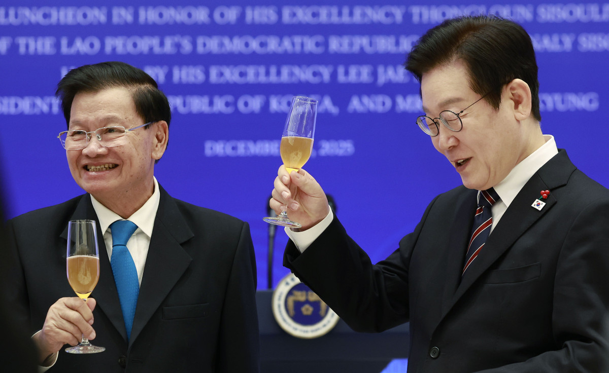 ▲이재명 대통령과 통룬 시술릿 라오스 국가주석이 15일 서울 용산 대통령실에서 열린 한-라오스 공식오찬에서 건배하고 있다. 2025.12.15.  (뉴시스)