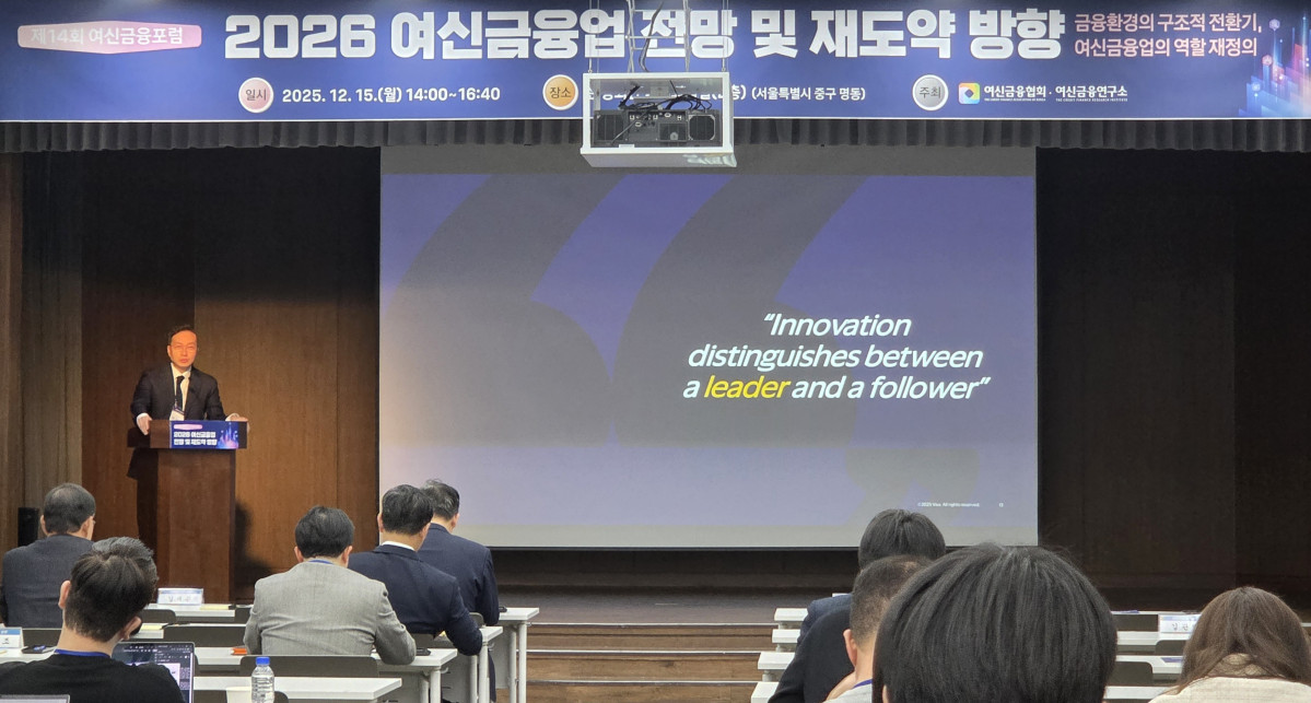 ▲여신금융협회는 15일 서울 중구 은행회관 국제회의실에서 포럼을 개최하고 미국발 관세 충격 및 인공지능(AI) 산업 영향력 확대, 국내 스테이블코인 법제화 등 급변하는 금융환경 속에서 여신금융업권 규제 혁신에 대해 논의했다. 유창우 비자(VISA) 코리아 전무가 주제 발표를 하는 모습. (사진=김은재 기자. silverash@)