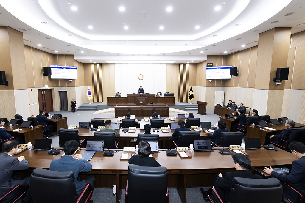 ▲김포시의회가 제264회 임시회 제2차 본회의를 열고 2026년도 본예산안과 주요 조례안을 처리하며 올해 마지막 회기를 마무리하고 있다. (김포시의회)