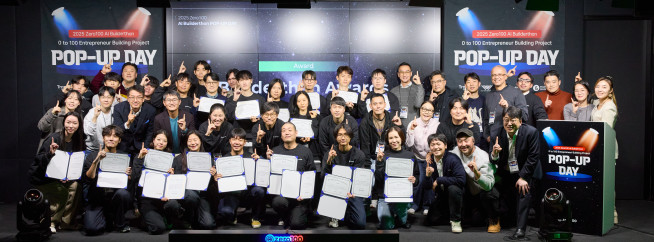 ▲AI 스타트업 실전창업 프로그램 '2025 AI 빌더톤(Builder+Hackerthon)’ 팝업데이 참가자들이 기념촬영을 하고 있다. (사진제공=제로백)