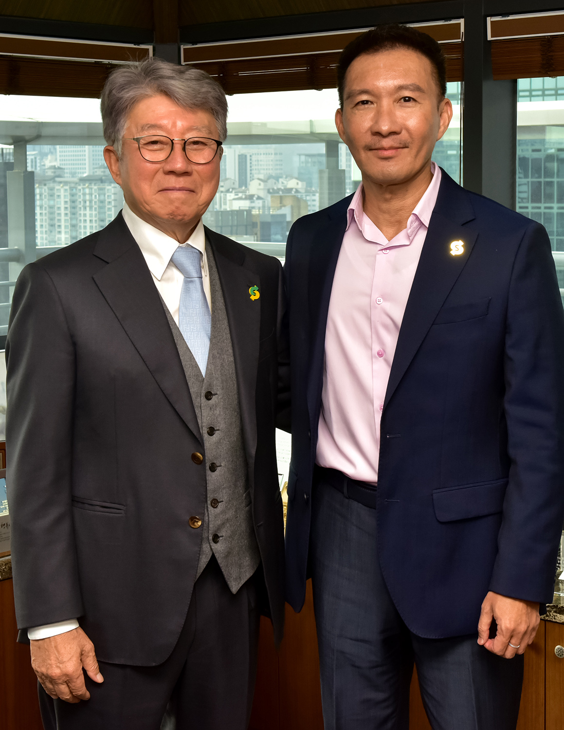 ▲오광현(왼쪽) 청오DPK 회장과 조셉 슈 써브웨이 아시아태평양 지역 사장이 기념 촬영을 하고 있다. (사진제공=청오DPK)