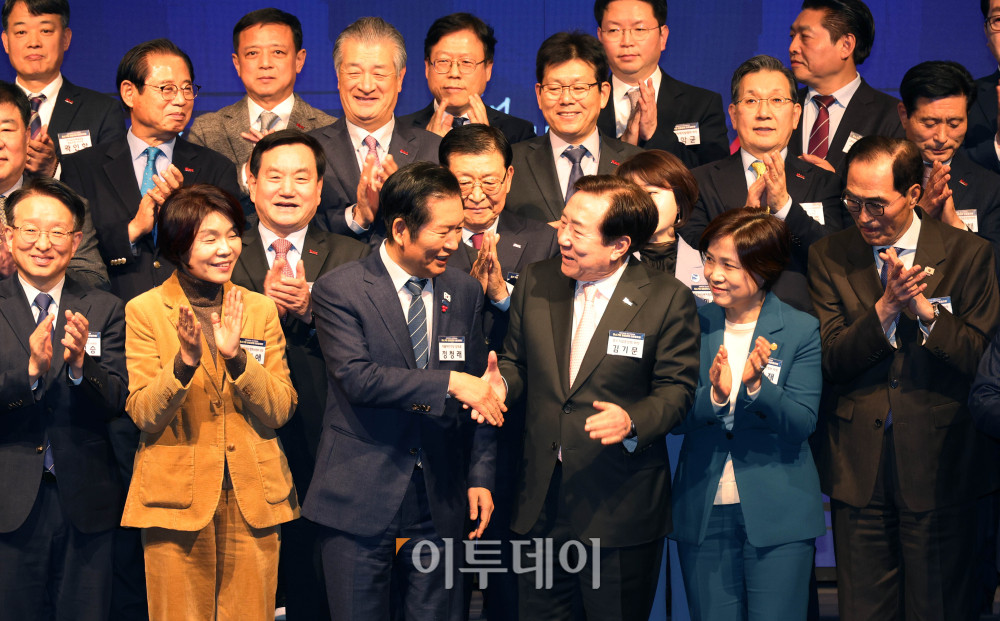 ▲정청래(앞줄 왼쪽 세번째) 더불어민주당 대표와 김기문(앞줄 왼쪽 네번째) 중소기업중앙회 회장이 15일 서울 여의도 중기중앙회 KBIZ홀에서 열린 중소기업입법과제 타운홀미팅에서 참석자들과 기념촬영을 마치고 악수하고 있다. 고이란 기자 photoeran@