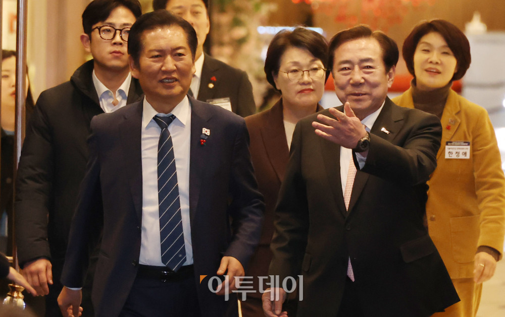 ▲정청래(왼쪽) 더불어민주당 대표와 김기문 중소기업중앙회 회장이 15일 서울 여의도 중기중앙회 KBIZ홀에서 열린 중소기업입법과제 타운홀미팅에 참석하고 있다. 고이란 기자 photoeran@