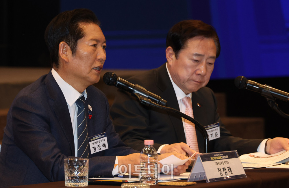 ▲정청래 더불어민주당 대표가 15일 서울 여의도 중기중앙회 KBIZ홀에서 열린 중소기업입법과제 타운홀미팅에서 인사말을 하고 있다. 오른쪽은 김기문 중소기업중앙회 회장. 고이란 기자 photoeran@