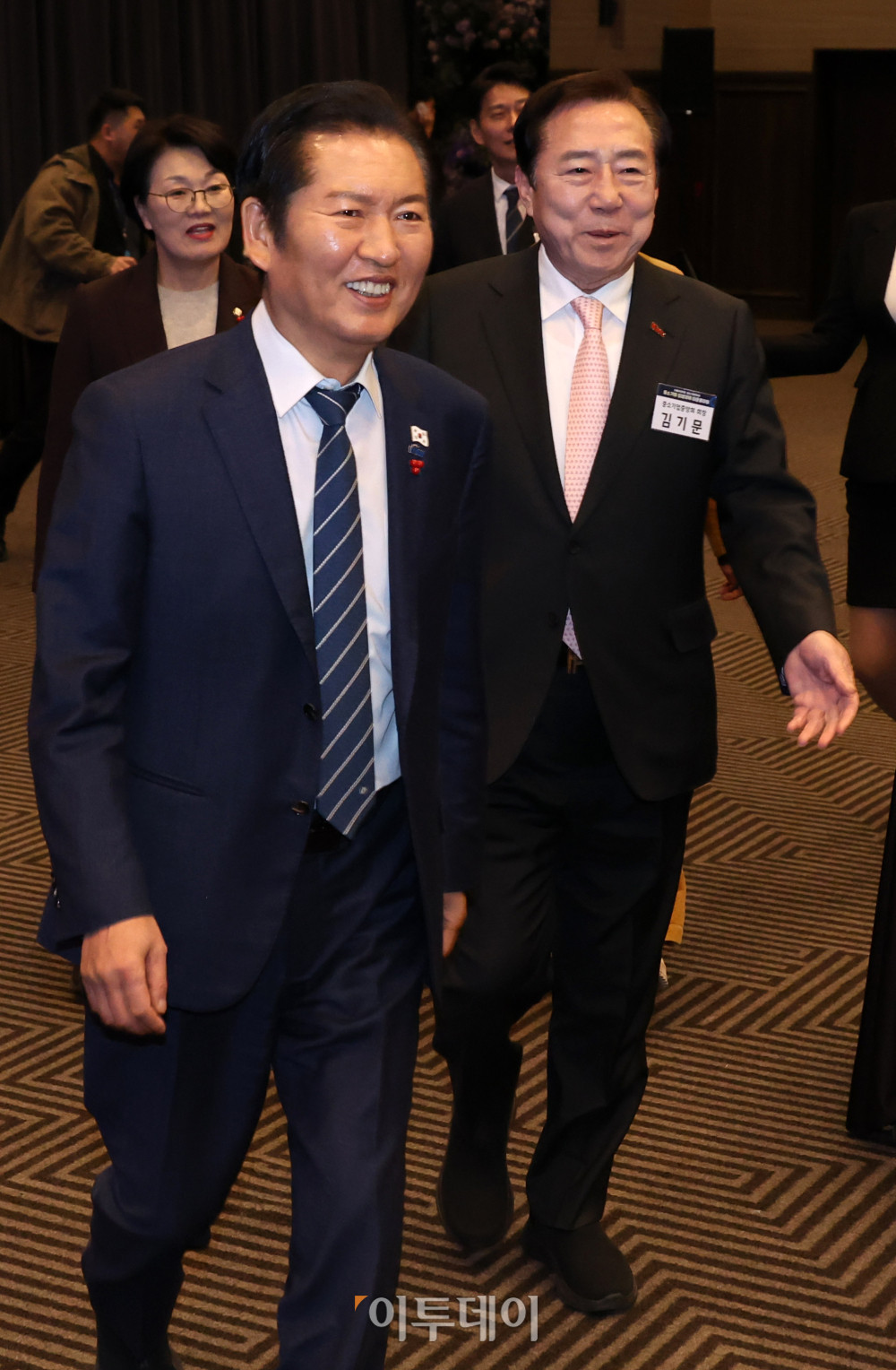 ▲정청래(왼쪽) 더불어민주당 대표와 김기문 중소기업중앙회 회장이 15일 서울 여의도 중기중앙회 KBIZ홀에서 열린 중소기업입법과제 타운홀미팅에 참석하고 있다. 고이란 기자 photoeran@