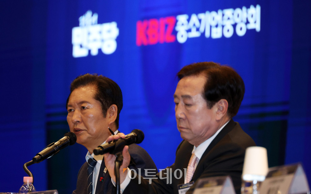 ▲정청래 더불어민주당 대표가 15일 서울 여의도 중기중앙회 KBIZ홀에서 열린 중소기업입법과제 타운홀미팅에서 인사말을 하고 있다. 오른쪽은 김기문 중소기업중앙회 회장. 고이란 기자 photoeran@