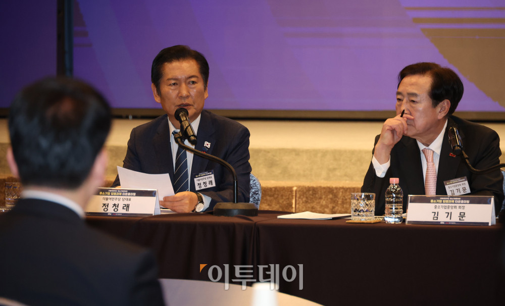 ▲정청래 더불어민주당 대표가 15일 서울 여의도 중기중앙회 KBIZ홀에서 열린 중소기업입법과제 타운홀미팅에서 인사말을 하고 있다. 오른쪽은 김기문 중소기업중앙회 회장. 고이란 기자 photoeran@