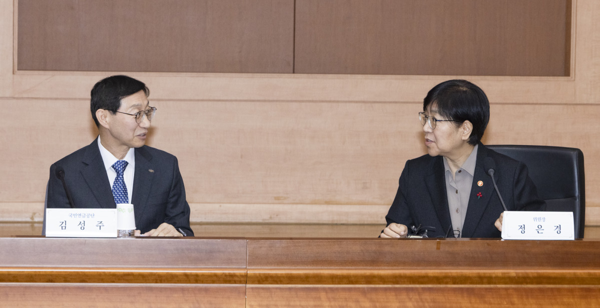 ▲김성주 국민연금 이사장과 정은경 보건복지부 장관이 15일 오후 정부서울청사에서 2025년도 제7차 국민연금 기금운용위원회에 참석하고 있다.
