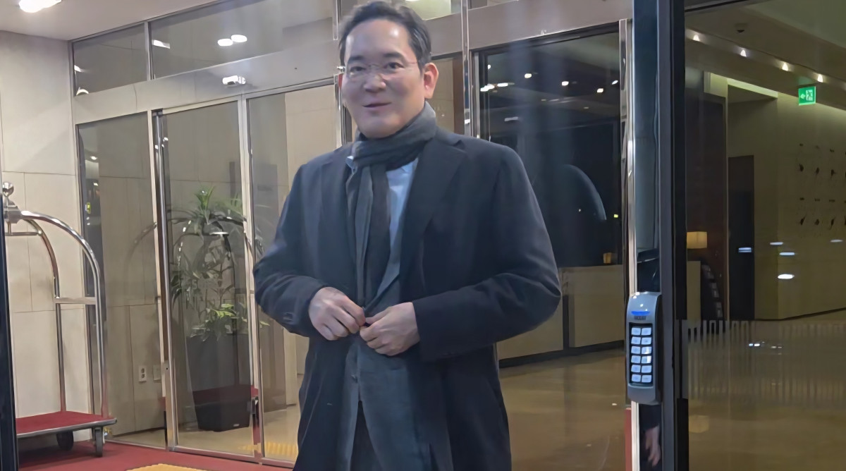 ▲이재용 삼성전자 회장이 미국 출장을 마치고 15일 서울 강서구 김포비즈니스항공센터를 통해 입국하고 있다. (연합뉴스)