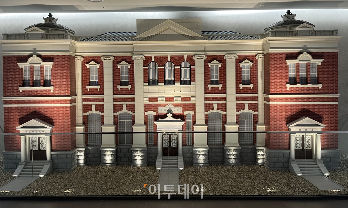 ▲15일 서울 중구 우리은행 본점 박물관 '우리1899'에 전시된 광통관 조형물. (임하은 수습기자 hey@)