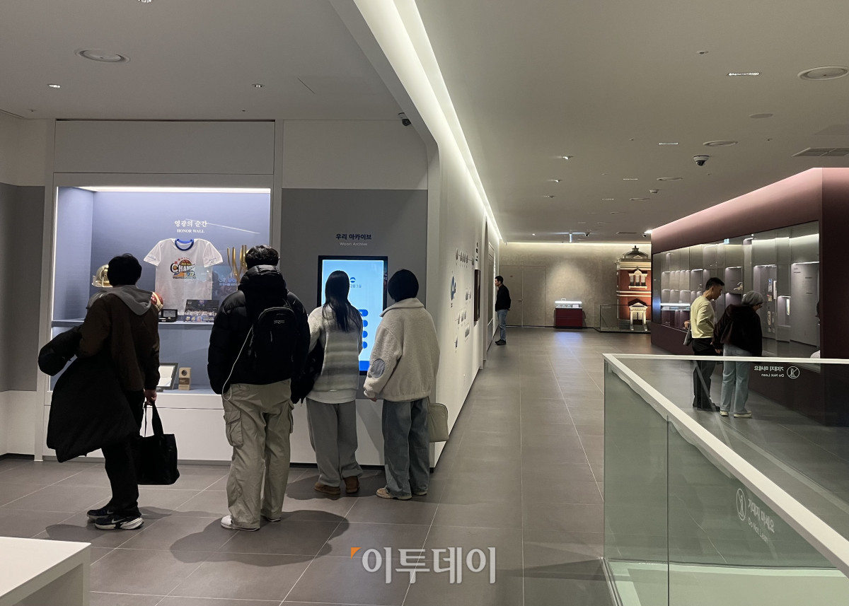 ▲15일 서울 중구 우리은행 본점 박물관 '우리1899'에서 관람객들이 전시물을 감상하고 있다. (임하은 수습기자 hey@)