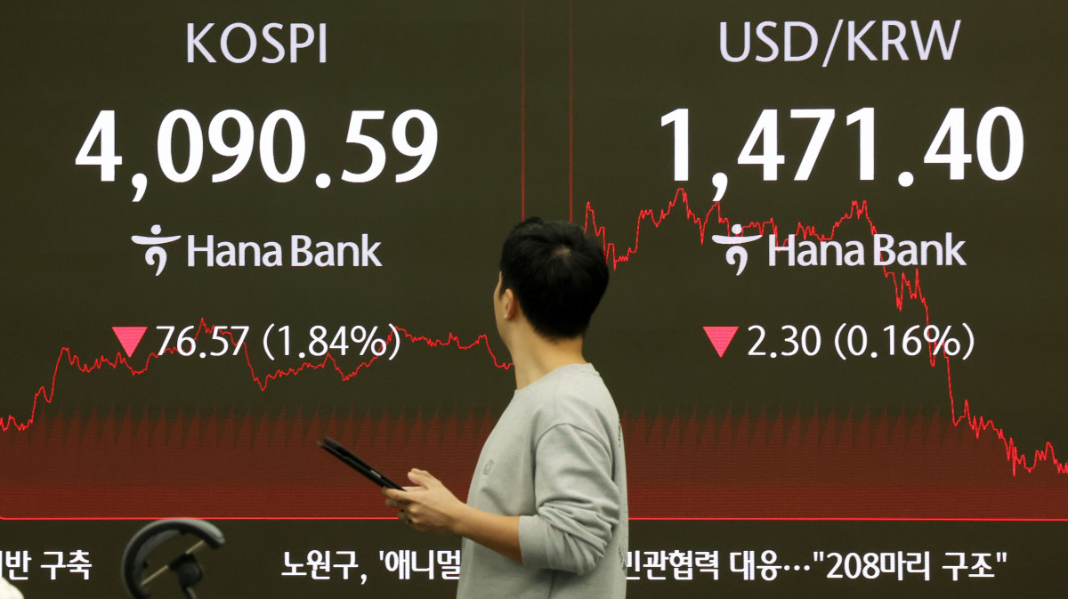 ▲코스피가 전 거래일(4167.16)보다 76.57포인트(1.84%) 하락한 4090.59에 마감한 15일 오후 서울 중구 하나은행 딜링룸 전광판에 지수가 표시되고 있다. (뉴시스)