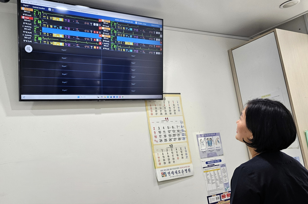 ▲간호사가 병상 모니터링 시스템 '씽크'를 통해 환자 상태를 확인하고 있다. (대웅제약)
