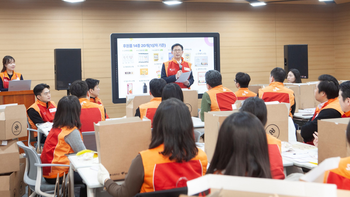 ▲[사진1] 안재용 SK바이오사이언스 사장이 행복상자 캠페인 활동에 참가하는 임직원들에게 소감과 당부를 전하고 있다. (사진제공=SK바이오사이언스)