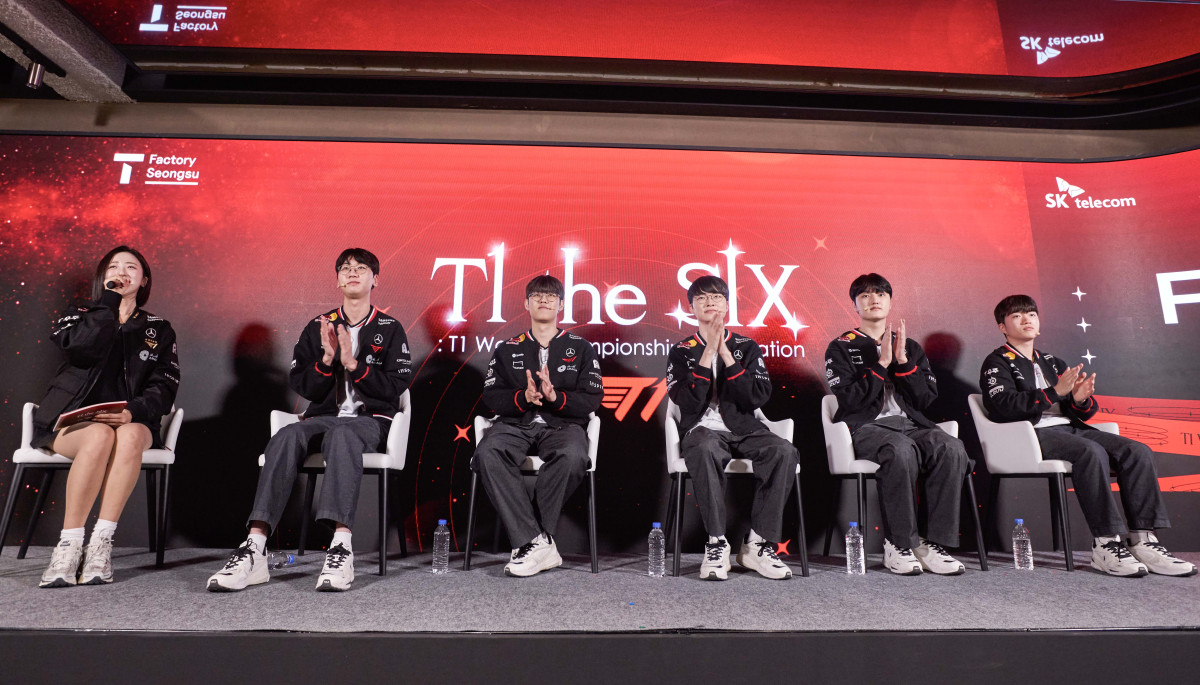▲15일 T팩토리 성수에서 T1 선수들이 ‘2025 리그 오브 레전드 월드 챔피언십’ 우승을 기념해 팬미팅 행사를 진행하고 있다. (뉴시스)