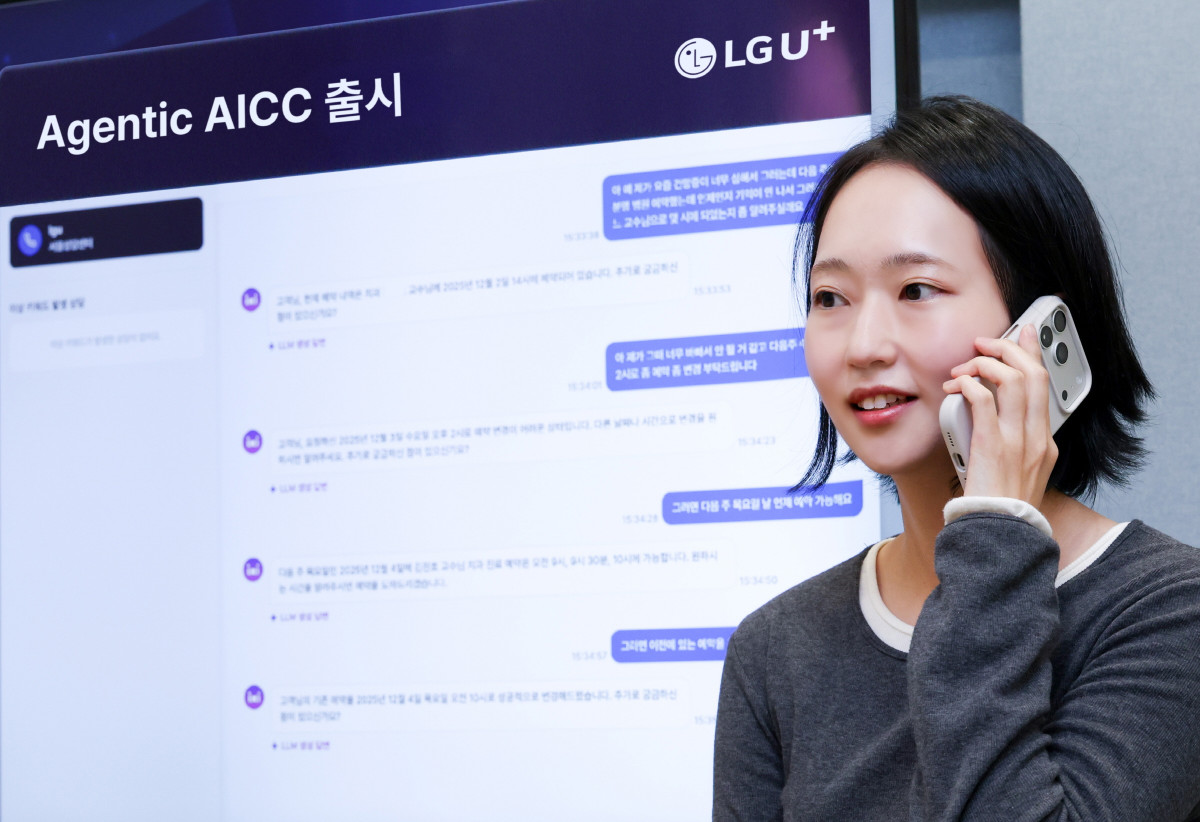 ▲LG유플러스가 국내 최초로 OpenAI의 기술을 활용한 생성형 AI 기반 구독형 콜봇 서비스인 ‘Agentic 콜봇(Standard)’을 출시했다. 사진은 LG유플러스 직원이 Agentic 콜봇(Standard)을 소개하고 있는 모습. (사진제공=LG유플러스)
