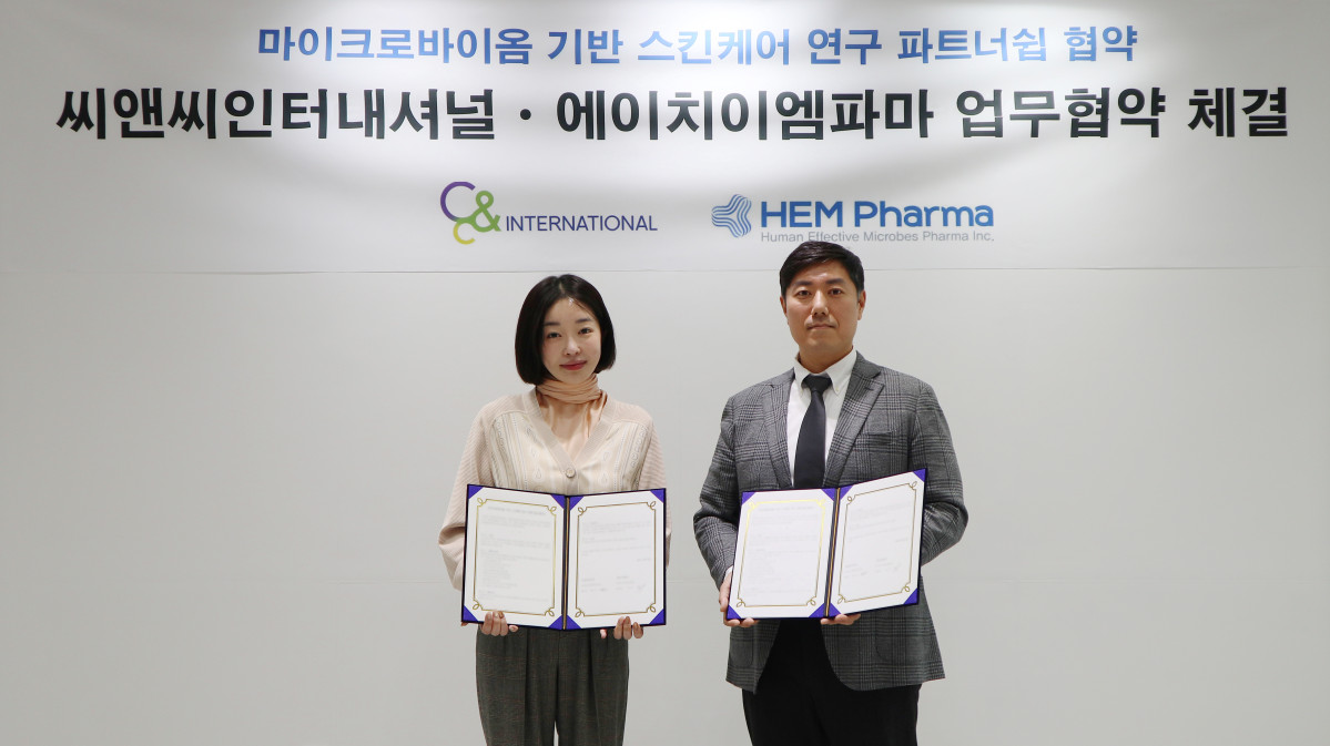 ▲지요셉 에이치엠파마 대표와 배수아 씨앤씨인터내셔널 대표가 MOU를 체결하고 기념사진을 찍고 있다. (사진제공=에이치엠파마)