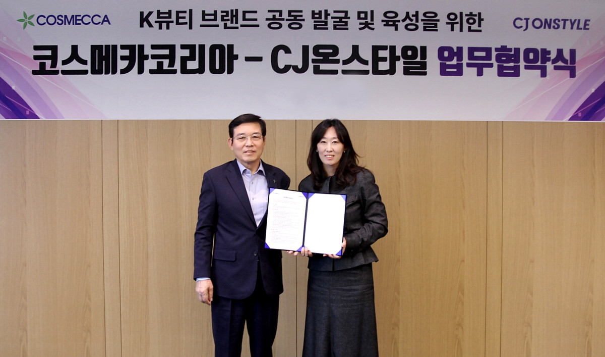 ▲경기도 성남시 코스메카코리아 중앙연구원에서 진행된 K뷰티 브랜드 공동 발굴 및 육성을 위한 업무협약(MOU)에서 조임래(왼쪽) 코스메카코리아 회장과 이선영 CJ ENM 커머스부문 대표가 기념 촬영을 하고 있다. (사진제공=CJ온스타일)