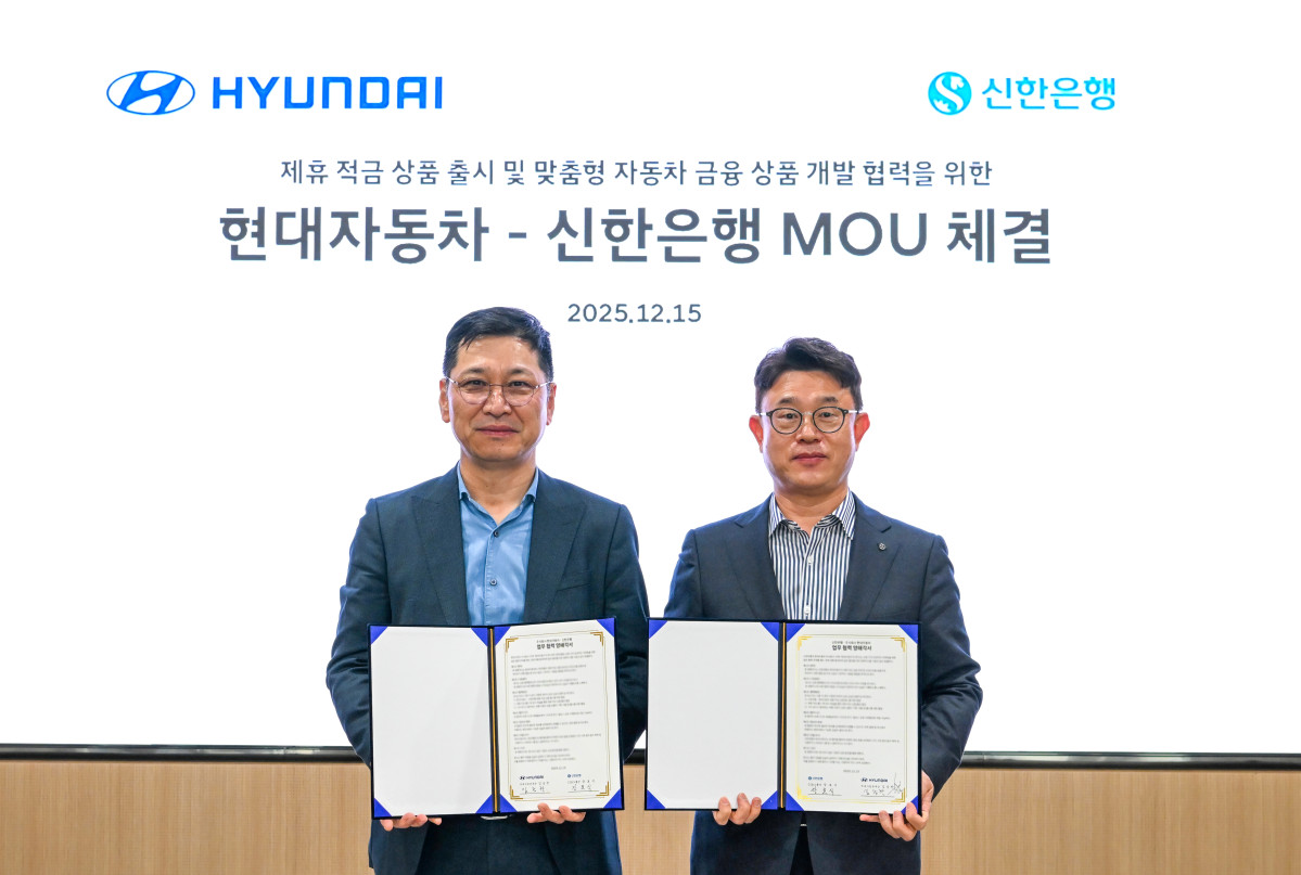 ▲전날 서울 강남구 현대자동차 강남대로 사옥에서 진행된 ‘현대자동차-신한은행 제휴 적금 상품 출시 및 맞춤형 자동차 금융 상품 개발 협력을 위한 업무협약’ 체결식에서 장호식 신한은행 CIB그룹장(오른쪽)과 김승찬 현대자동차 국내사업본부장이 기념촬영하는 모습 (사진제공=신한은행)