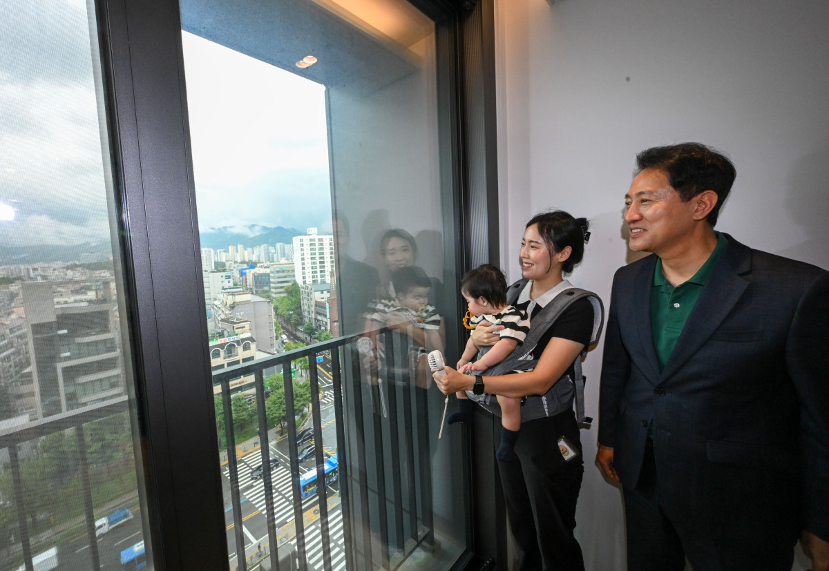 ▲오세훈 서울시장이 지난 8월 서울 송파구 '비아파트형 미리내집' 르피에드 주거용오피스텔을 방문해 서울 베이비 엠버서더와 주택 내부를 둘러보고 있다. (뉴시스)