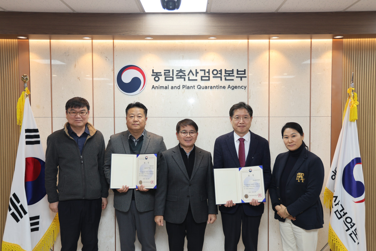 ▲최정록 농림축산검역본부장(가운데)이 15일 ‘질병진단능력 정도관리' 시상식에서 올해 우수기관 2개소를 선정한 후 관계자들과 기념 촬영을 하고 있다. (사진제공=농림축산식품부)