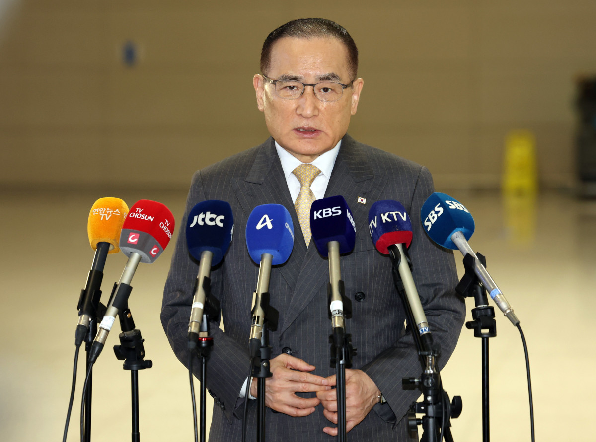 ▲위성락 국가안보실장이 16일 오전 인천국제공항 제2여객터미널에서 미국 트럼프 행정부와 한미 정상회담 후속 조치와 대북 공조 등을 논의하기 위한 미국 워싱턴 D.C. 출국을 앞두고 발언을 하고 있다. 2025.12.16. (뉴시스)