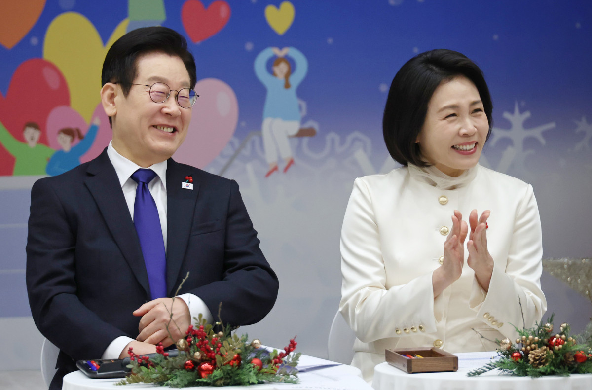 ▲이재명 대통령과 김혜경 여사가 16일 용산 대통령실에서 열린 기부나눔 초청행사에서 참석자 발언을 듣고 있다. (대통령실통신사진기자단) 2025.12.16. (뉴시스)