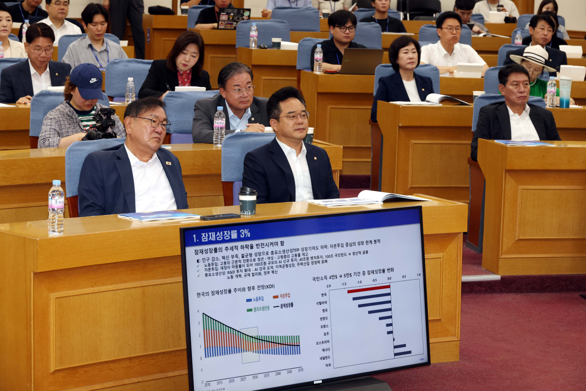 ▲김태년, 민병덕 더불어민주당 의원을 비롯한 참석자들이 8월 19일 오전 서울 여의도 국회 의원회관 소회의실에서 열린 ‘경제는 민주당, 새정부의 국정과제와 대한민국 경제대전환' 세미나에서 강연을 경청하고 있다. (사진=뉴시스)