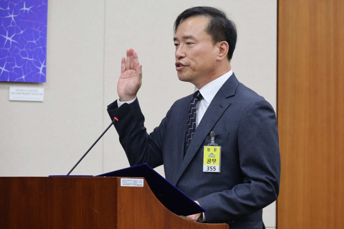 ▲김종철 초대 방송미디어통신위원회 위원장 후보자가 16일 국회 과학기술정보방송통신위원회 인사청문회에 출석해 선서하고 있다. (사진제공=연합뉴스)