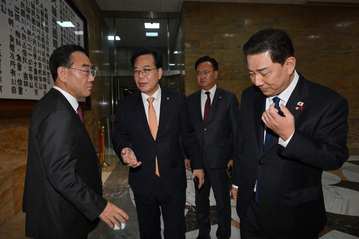 ▲김병기 더불어민주당 원내대표와 송언석 국민의힘 원내대표가 9일 서울 여의도 국회에서 주호영 국회부의장과 대화를 하고 있다.(공동취재) (사진=뉴시스)