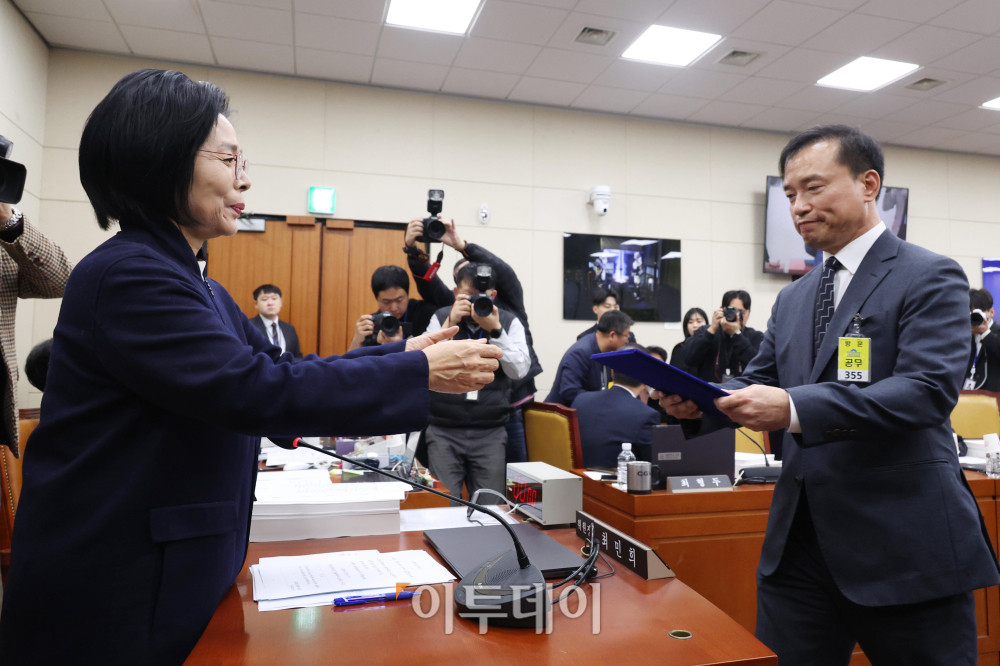 ▲김종철(오른쪽) 방송미디어통신위원회 위원장 후보자가 16일 서울 여의도 국회 과학기술정보방송통신위원회 인사청문회에서 선서를 마치고 최민희 위원장에게 선서문을 전달하고 있다. 고이란 기자 photoeran@