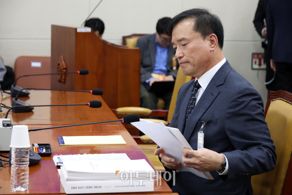 ▲김종철 방송미디어통신위원회 위원장 후보자가 16일 서울 여의도 국회 과학기술정보방송통신위원회 인사청문회에서 자료를 살펴보고 있다. 고이란 기자 photoeran@