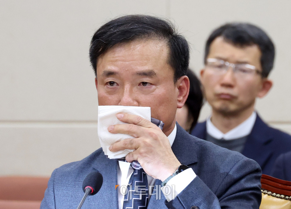 ▲김종철 방송미디어통신위원회 위원장 후보자가 16일 서울 여의도 국회 과학기술정보방송통신위원회 인사청문회에서 땀을 닦고 있다. 고이란 기자 photoeran@