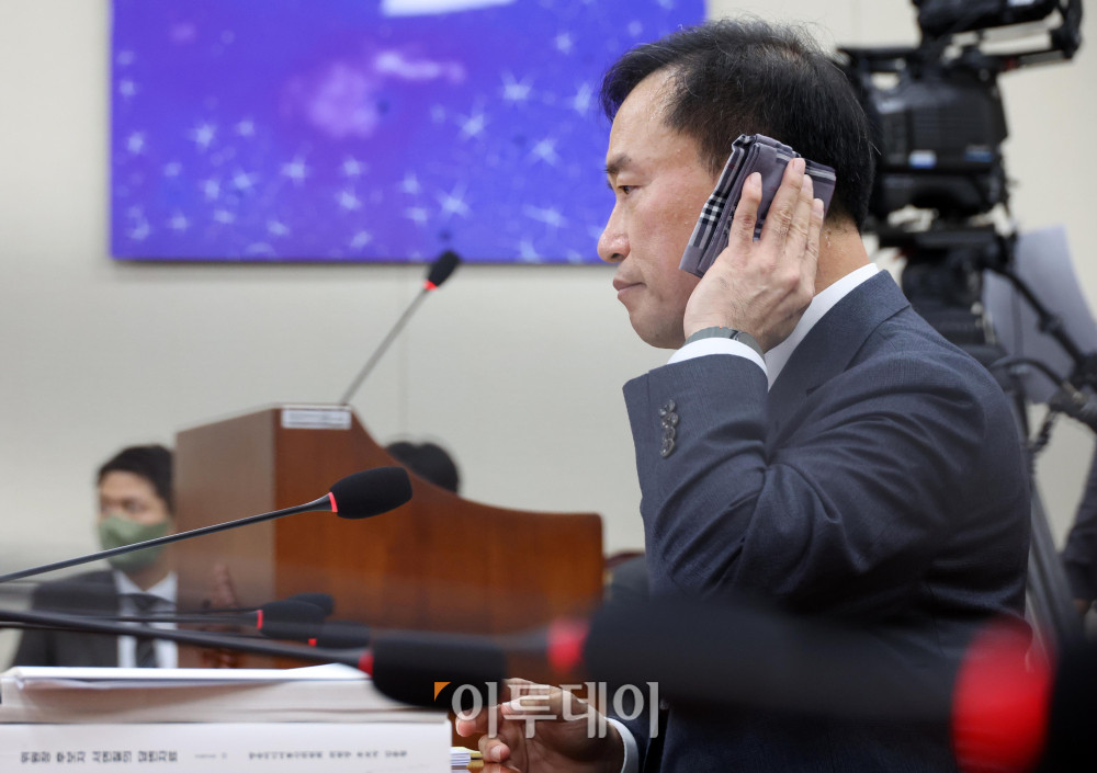 ▲김종철 방송미디어통신위원회 위원장 후보자가 16일 서울 여의도 국회 과학기술정보방송통신위원회 인사청문회에서 땀을 닦고 있다. 고이란 기자 photoeran@