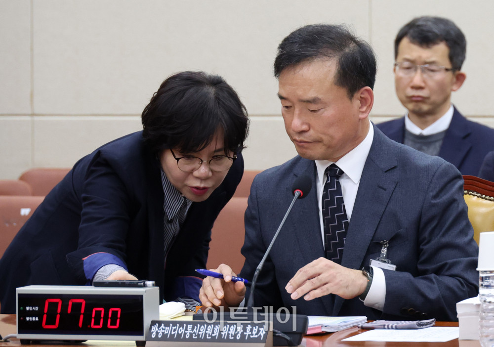 ▲김종철 방송미디어통신위원회 위원장 후보자가 16일 서울 여의도 국회 과학기술정보방송통신위원회 인사청문회에서 자료를 살펴보고 있다. 고이란 기자 photoeran@