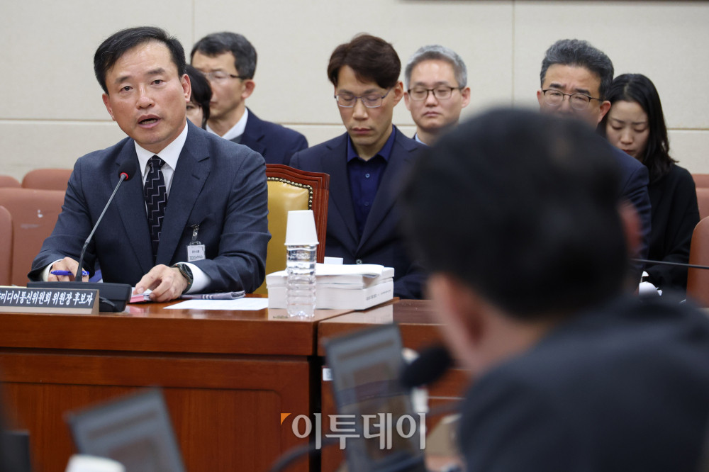 ▲김종철 방송미디어통신위원회 위원장 후보자가 16일 서울 여의도 국회 과학기술정보방송통신위원회 인사청문회에서 의원 질의에 답하고 있다. 고이란 기자 photoeran@