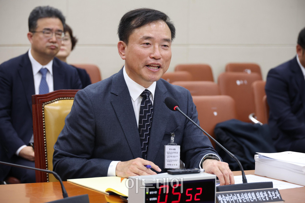 ▲김종철 방송미디어통신위원회 위원장 후보자가 16일 서울 여의도 국회 과학기술정보방송통신위원회 인사청문회에서 의원 질의에 답하고 있다. 고이란 기자 photoeran@