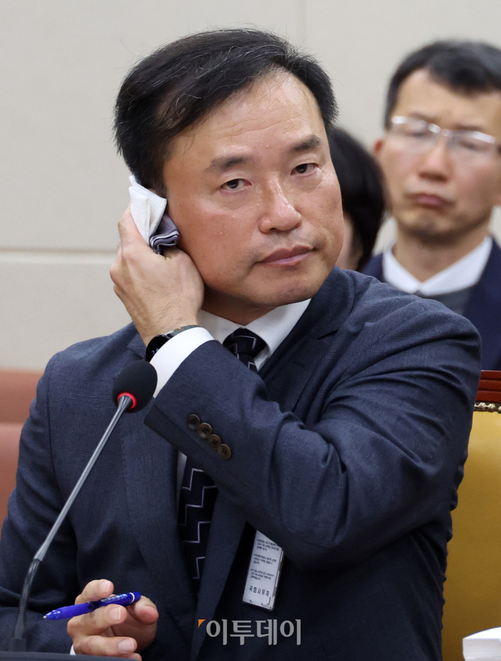 ▲김종철 방송미디어통신위원회 위원장 후보자가 16일 서울 여의도 국회 과학기술정보방송통신위원회 인사청문회에서 땀을 닦고 있다. 고이란 기자 photoeran@