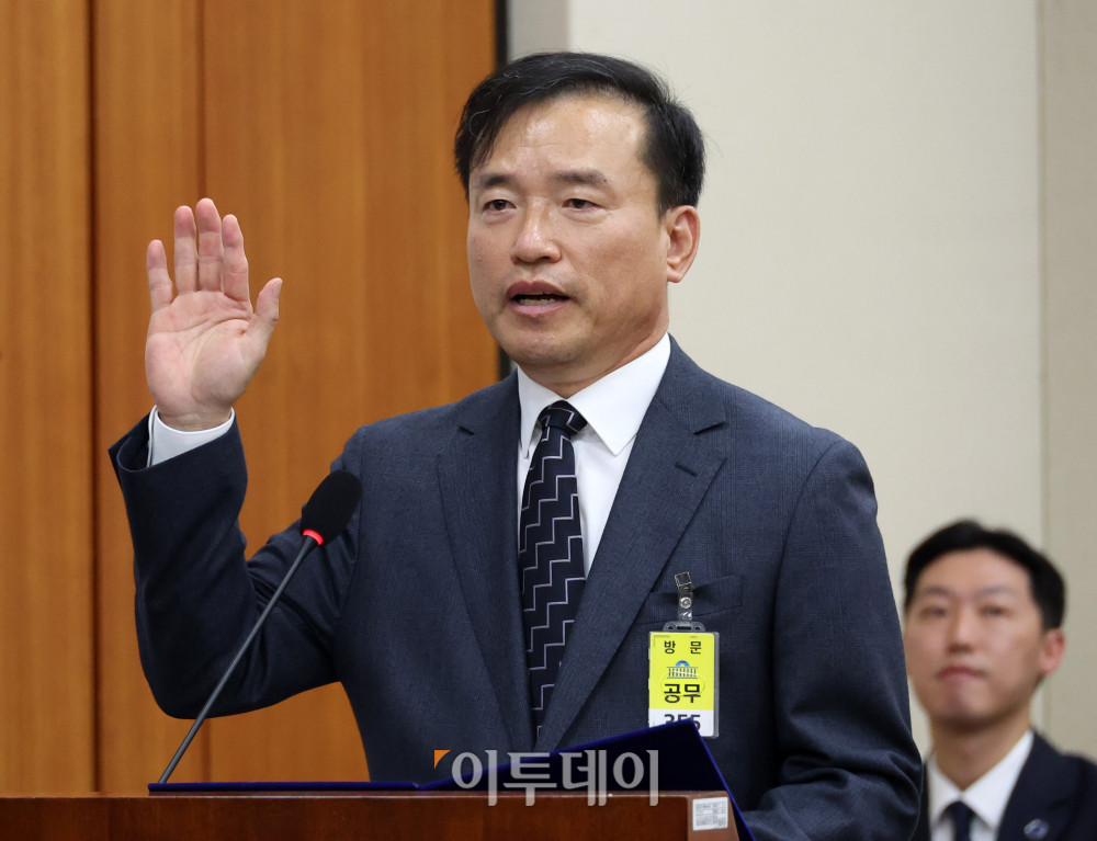 ▲김종철 방송미디어통신위원회 위원장 후보자가 16일 서울 여의도 국회 과학기술정보방송통신위원회 인사청문회에서 선서를 하고 있다. 고이란 기자 photoeran@