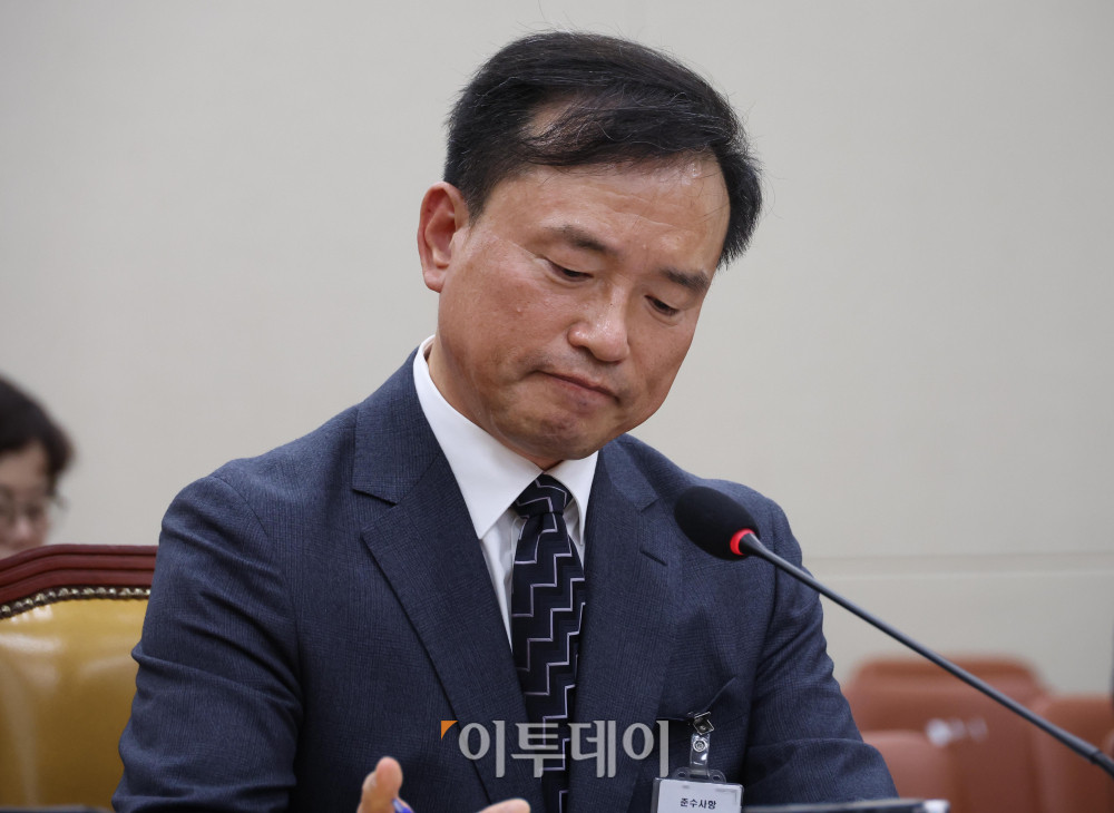 ▲김종철 방송미디어통신위원회 위원장 후보자가 16일 서울 여의도 국회 과학기술정보방송통신위원회 인사청문회에서 자료를 살펴보고 있다. 고이란 기자 photoeran@