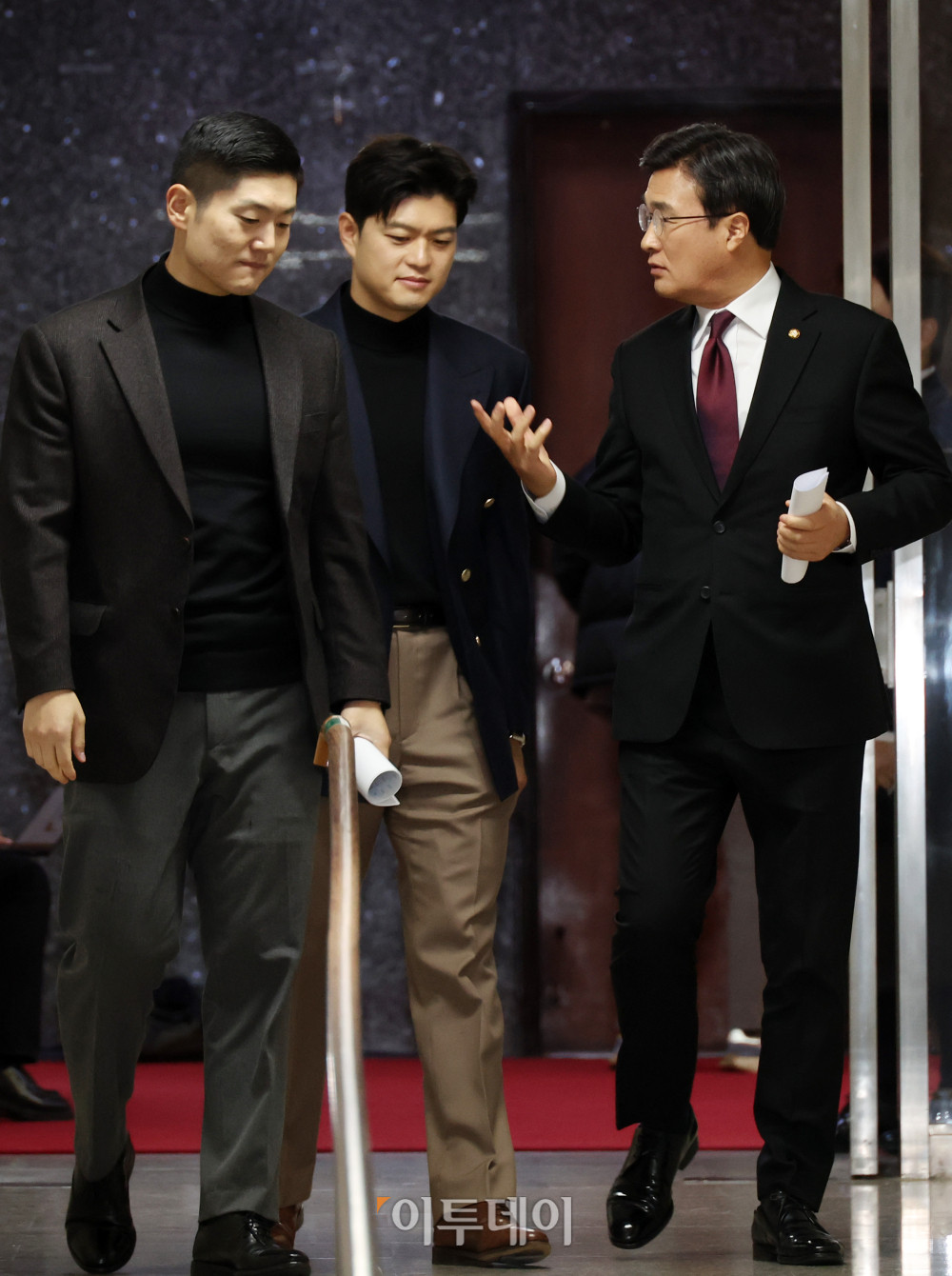 ▲국민의힘 초선의원 모임 대표 김대식(오른쪽) 의원이 16일 서울 여의도 국회에서 차기 대표 선출을 위한 초선 의원 모임에 입장하며 김재섭(왼쪽), 김용태 의원과 대화하고 있다. 고이란 기자 photoeran@