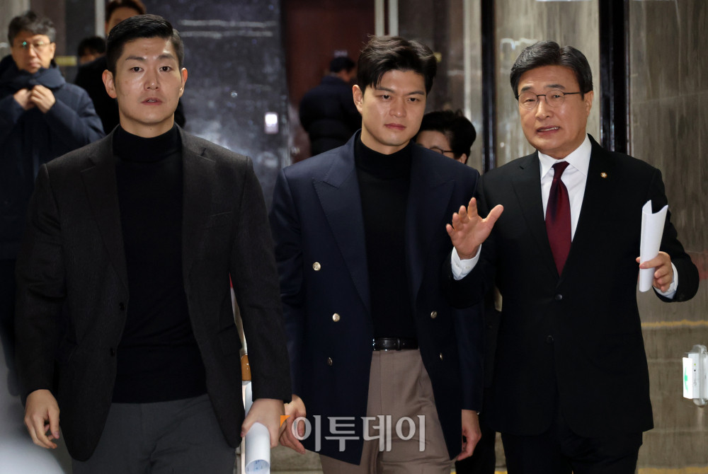▲국민의힘 초선의원 모임 대표 김대식(오른쪽) 의원이 16일 서울 여의도 국회에서 차기 대표 선출을 위한 초선 의원 모임에 입장하며 김재섭(왼쪽), 김용태 의원과 대화하고 있다. 고이란 기자 photoeran@